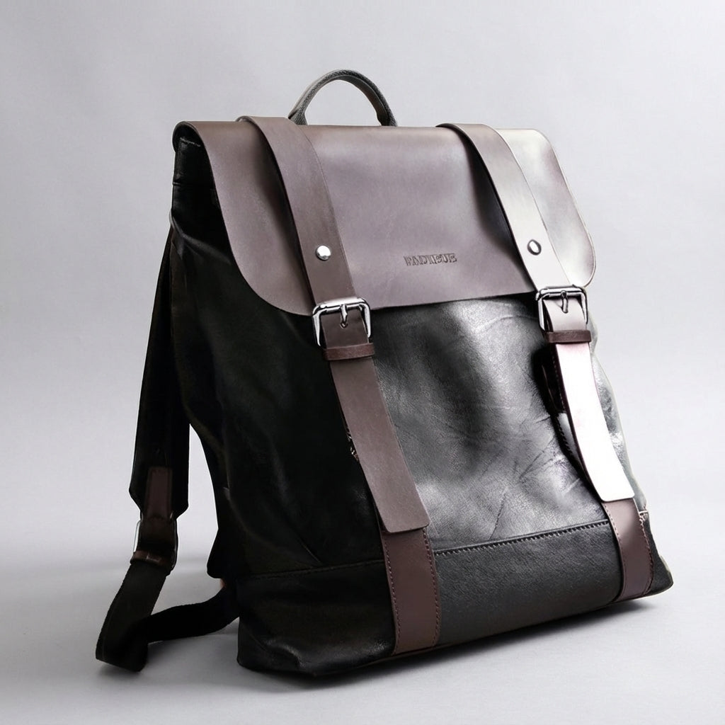 Unisex reseryggsäck i vattentätt läder, mörkbrun/svart. Smart laptopfack och organiserade fack.