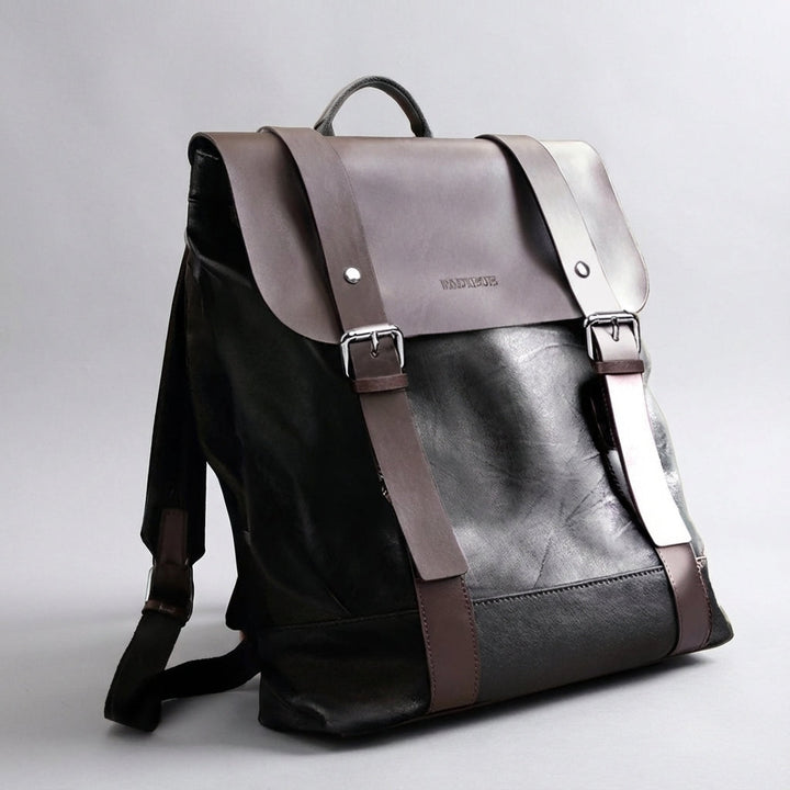 Unisex reseryggsäck i vattentätt läder, mörkbrun/svart. Smart laptopfack och organiserade fack.