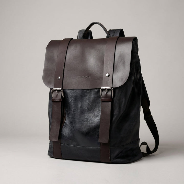 Stilren unisex laptopryggsäck i svart vattentätt läder. Säker förvaring & modern design för vardagen.