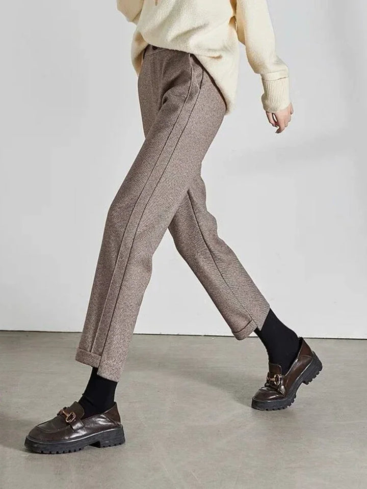Närbild av textur på svarta Vida Polyesterbyxor, visar det draperande och eleganta tyget.
