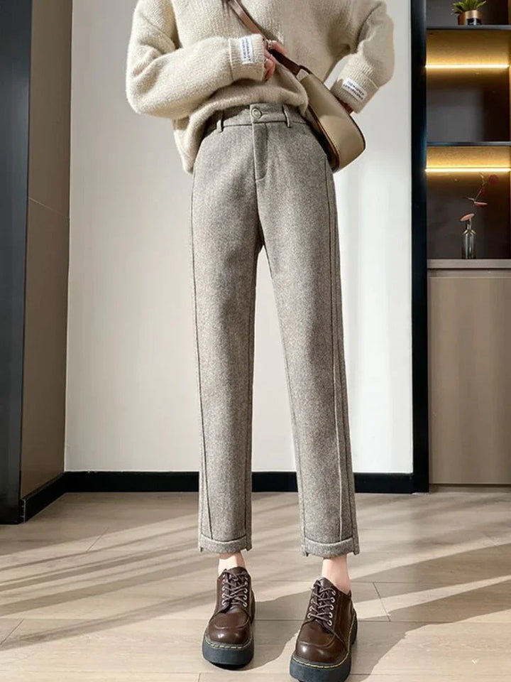 Modell bär bekväma vida grå polyesterbyxor, stylade för en chic vardagslook.