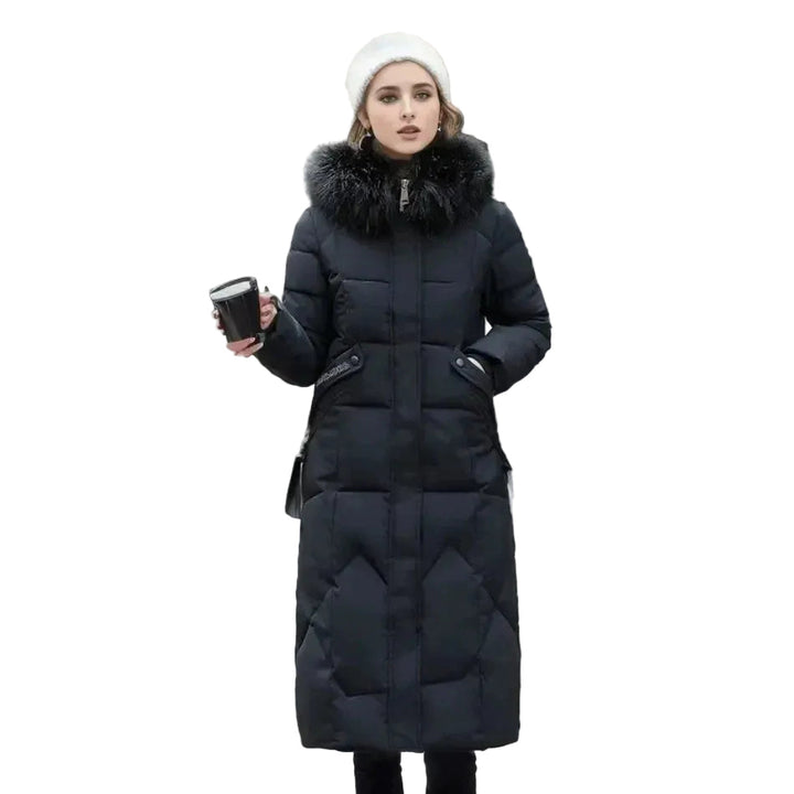 Elegant svart vinterkappa för kvinnor med lyxiga fuskpälsdetaljer. Perfekt ytterplagg för stilren vintermode.