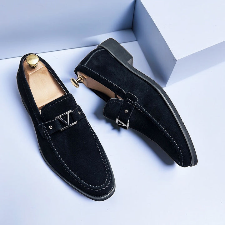 Stilrena marinblå herrloafers, perfekta för kontor och fritid. Mångsidiga eleganta loafers.