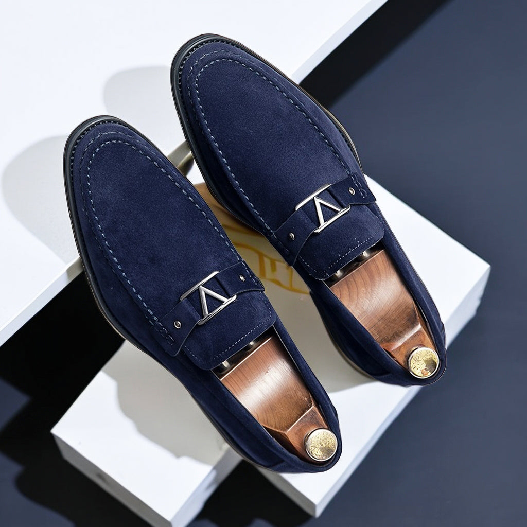 Bekväma slip-on herrloafers i klassisk svart. Formella men mångsidiga vardagsskor för män.