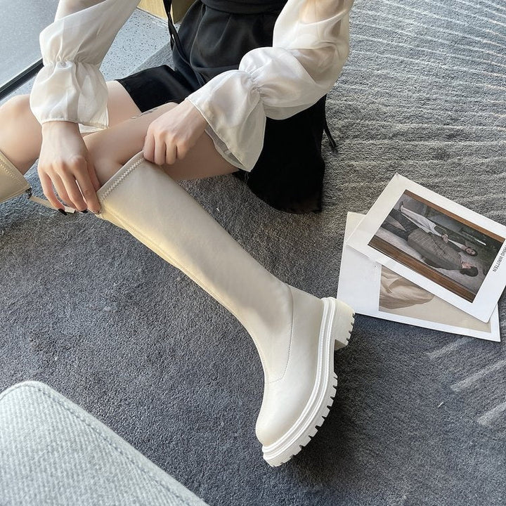 Moderiktiga bruna höga stövlar för kvinnor, bekväma vardagsstövlar med stil för kalla dagar.