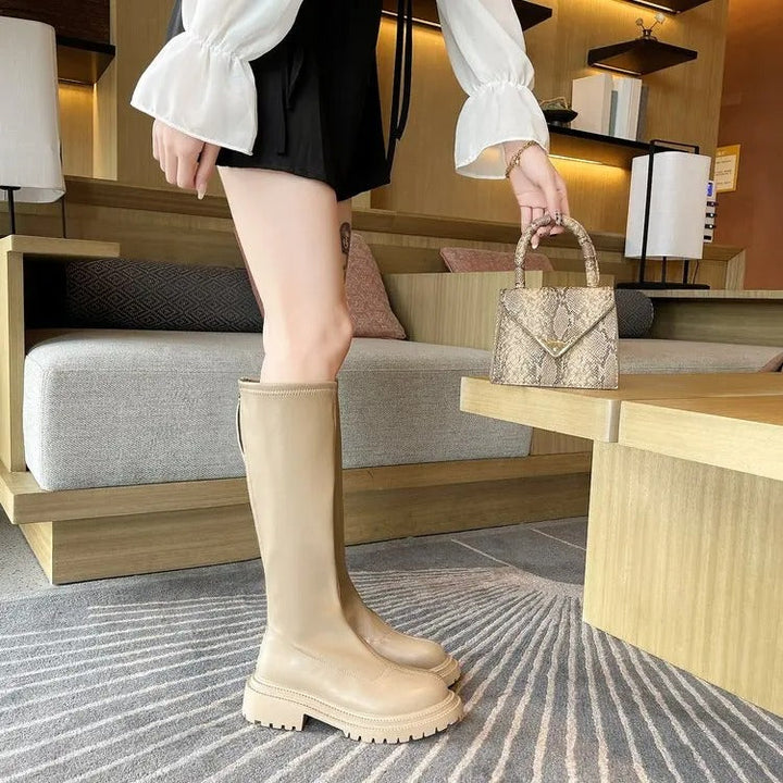 Stilrena beige höga stövlar, bekväma och eleganta för kvinnor. Perfekta som vinter- eller vardagsstövlar.