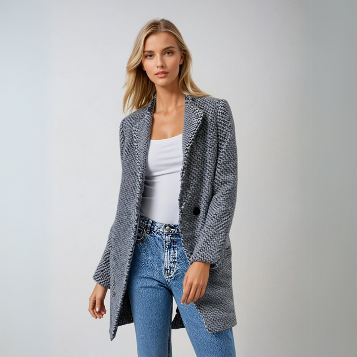 Klassisk damkappa med houndstooth mönster, varmt och modeinriktat ytterplagg för vinterväder.