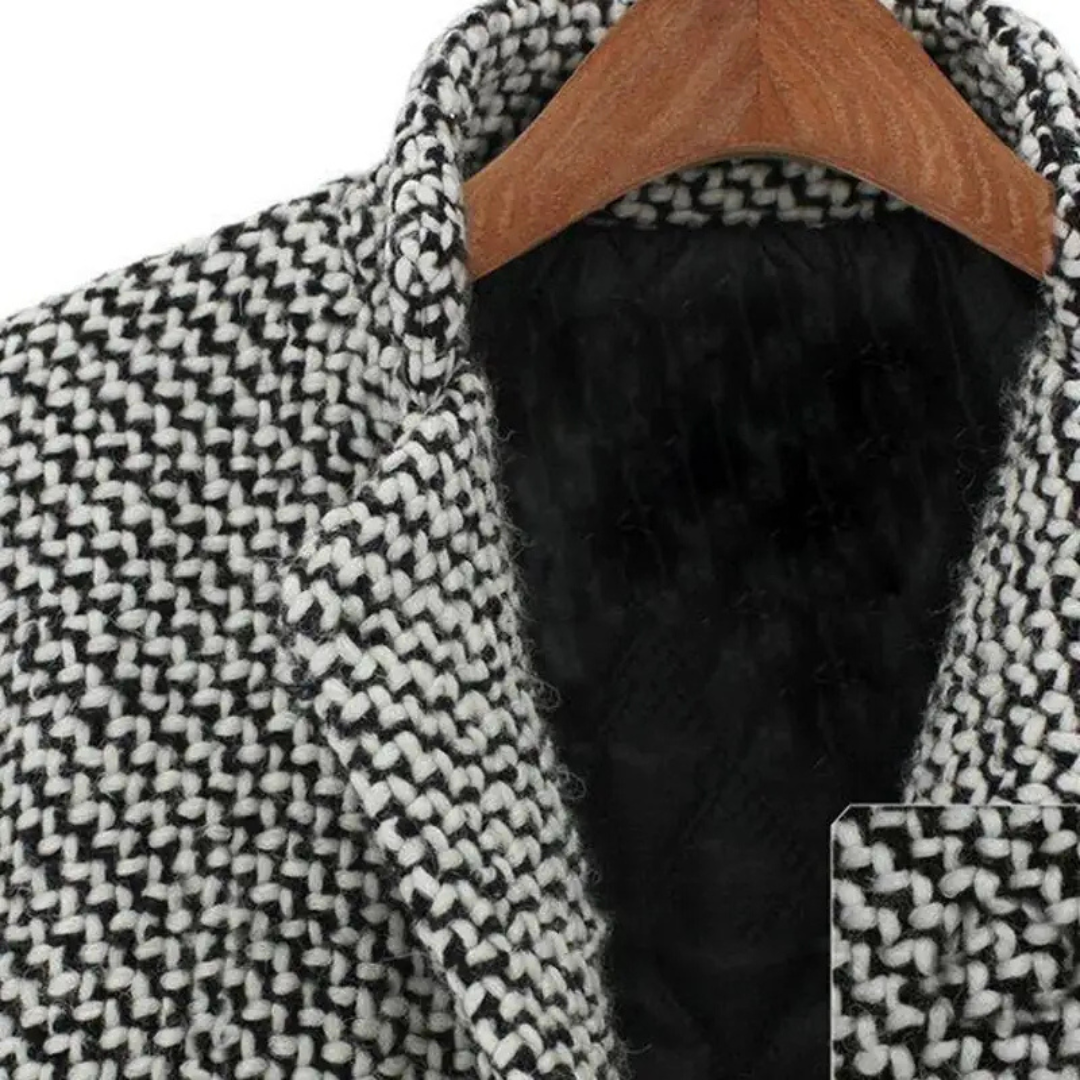 Svartvit houndstooth damvinterkappa, klassisk passform och modernt ytterplagg för eleganta tillfällen.