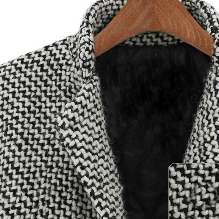Svartvit houndstooth damvinterkappa, klassisk passform och modernt ytterplagg för eleganta tillfällen.