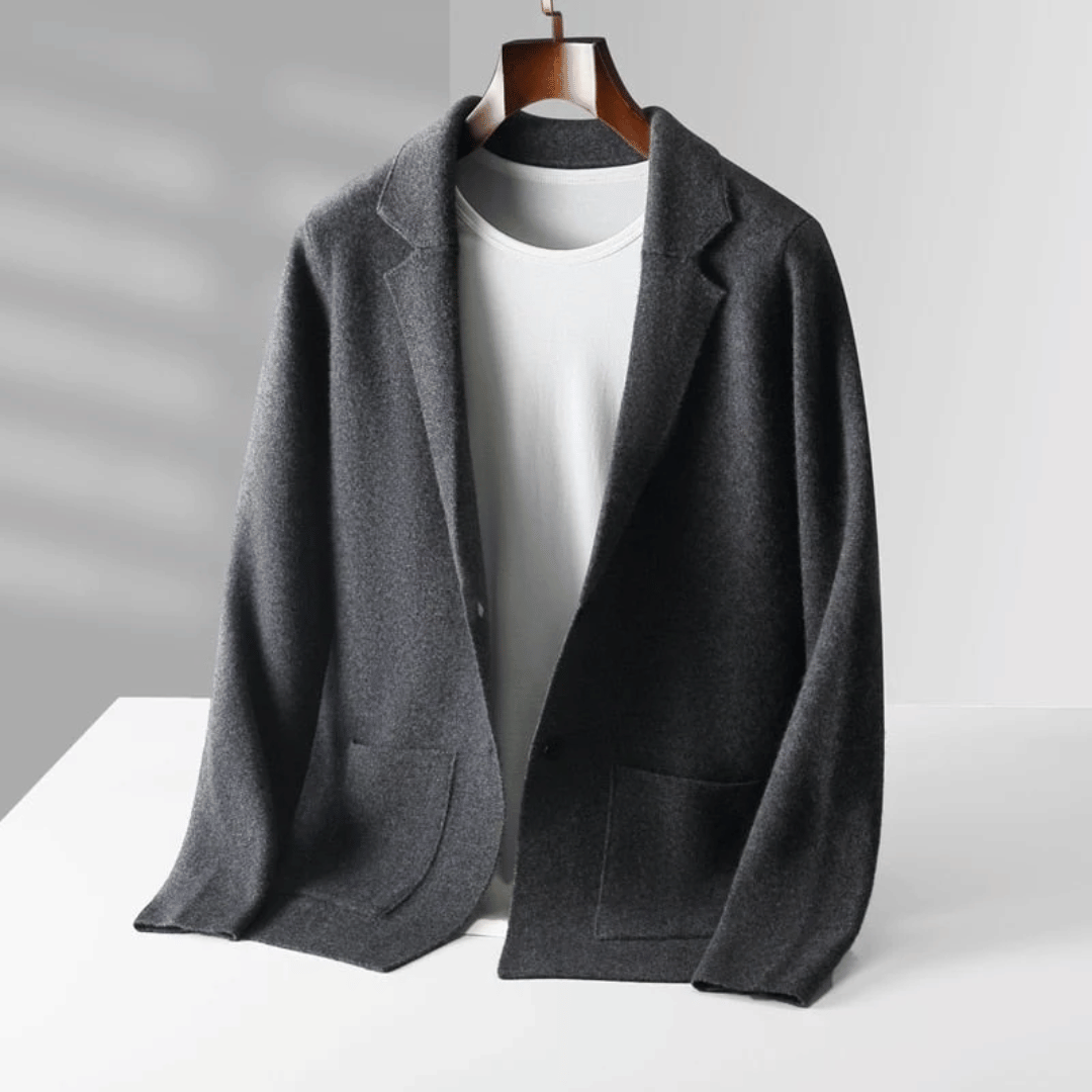 Klassisk elegant kvinnors kofta i stilren design. Mångsidigt mode för alla tillfällen.