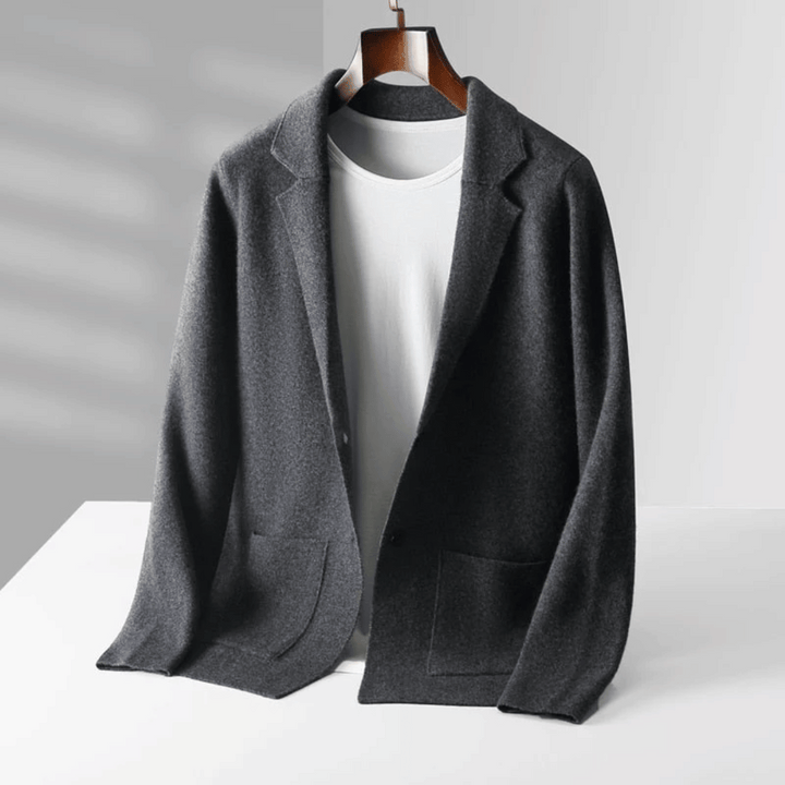Klassisk elegant kvinnors kofta i stilren design. Mångsidigt mode för alla tillfällen.