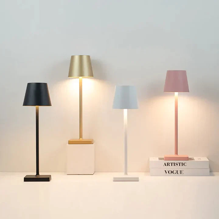 Elegant trådlös bordslampa, perfekt för modern inomhus- och utomhusbelysning. Laddbar design.