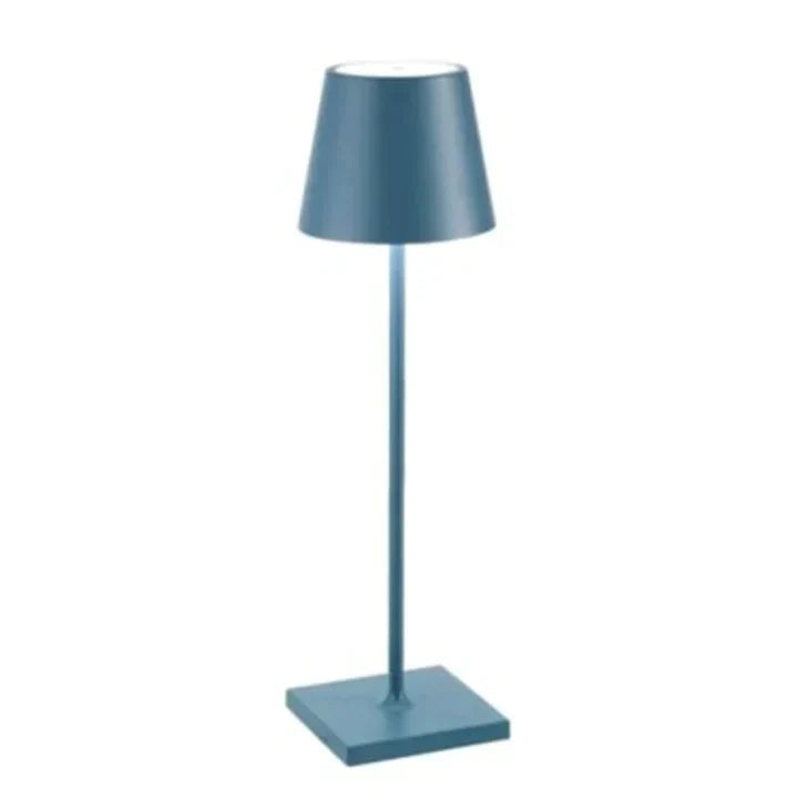 Stilren trådlös bordslampa, vattentålig. Ger mjukt ljus för balkong, terrass eller sovrum.