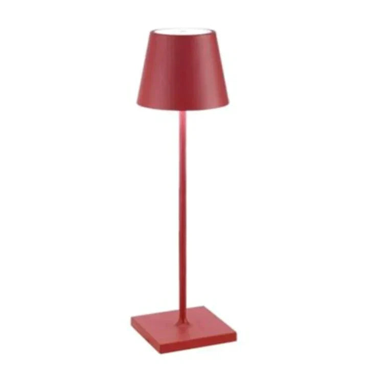 Modern LED bordslampa, portabel & vattentålig. Trådlös belysning för hemmet eller trädgården.