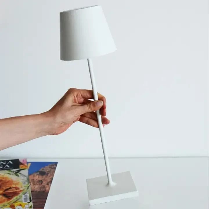 Vattentålig designlampa, elegant trådlös bordslampa. LED-belysning för både inne & ute. Minimalistisk.