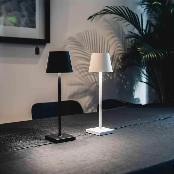 Vattentålig LED-bordslampa, trådlös & elegant. Idealiskt för både inomhus- och utomhusbelysning.