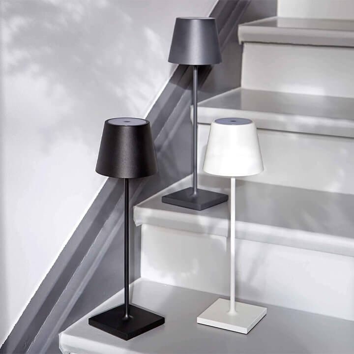 Modern bordslampa med trådlös frihet. Justerbar LED-belysning, vattentålig för terrass/balkong.