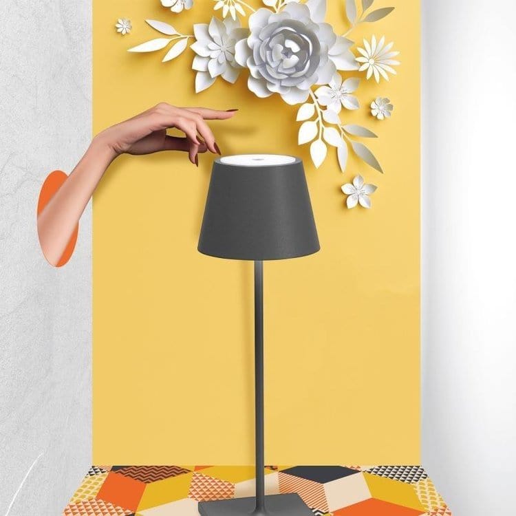 Trådlös bordslampa, elegant minimalistisk design. Vattentålig LED-lampa för modern inredning.