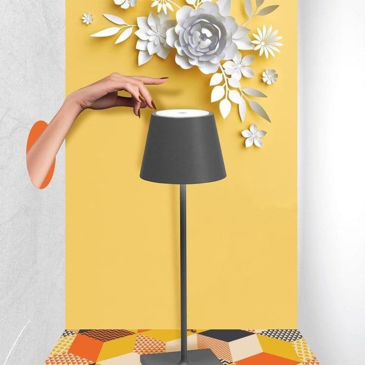 Trådlös bordslampa, elegant minimalistisk design. Vattentålig LED-lampa för modern inredning.