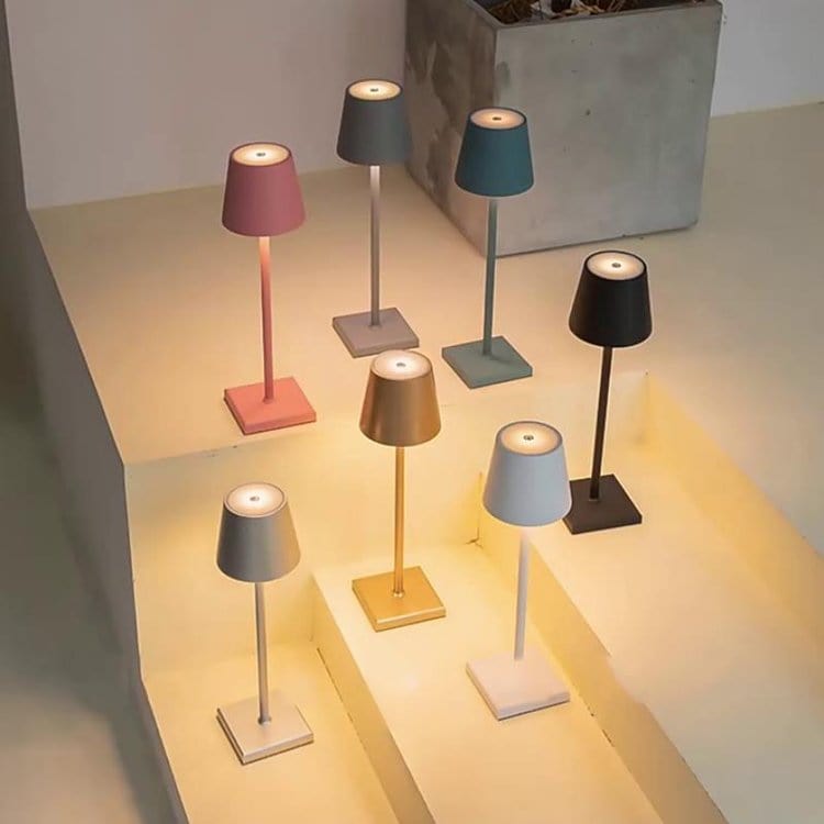 Minimalistisk trådlös bordslampa, LED & vattentålig. Modern inomhus- och utomhusbelysning.