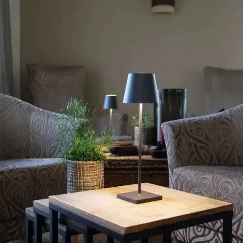 "Elegant trådlös bordslampa i aluminium med USB-laddning, dimbar design, perfekt för inomhus- och utomhusmiljöer."