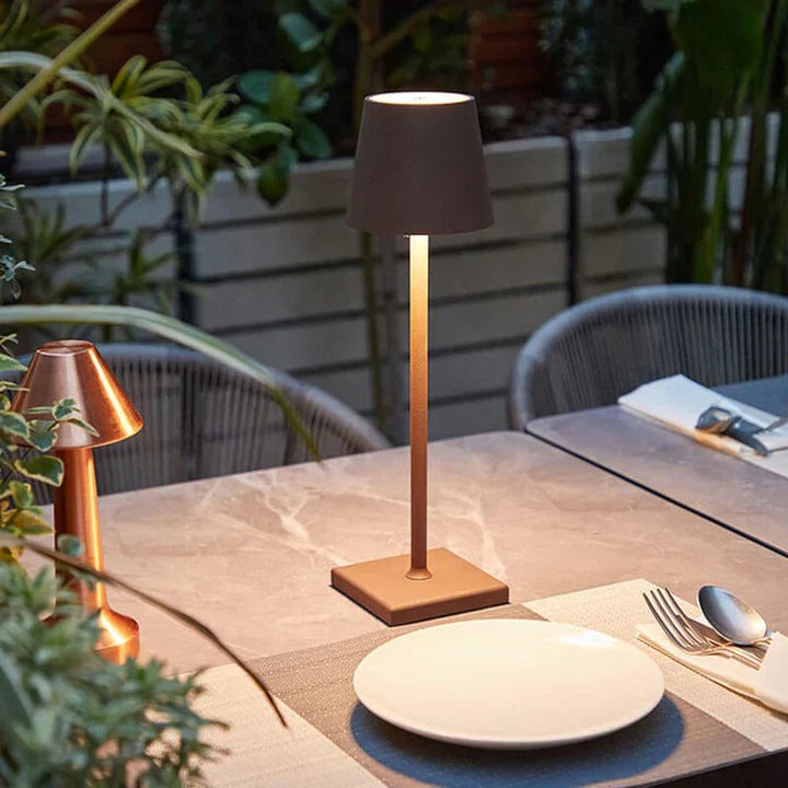 "Elegant trådlös bordslampa i aluminium med USB-laddning, dimbar design, perfekt för inomhus- och utomhusmiljöer."