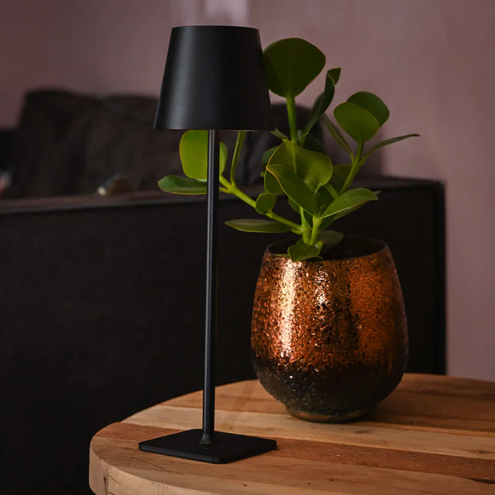 "Elegant trådlös bordslampa i aluminium med USB-laddning, dimbar design, perfekt för inomhus- och utomhusmiljöer."