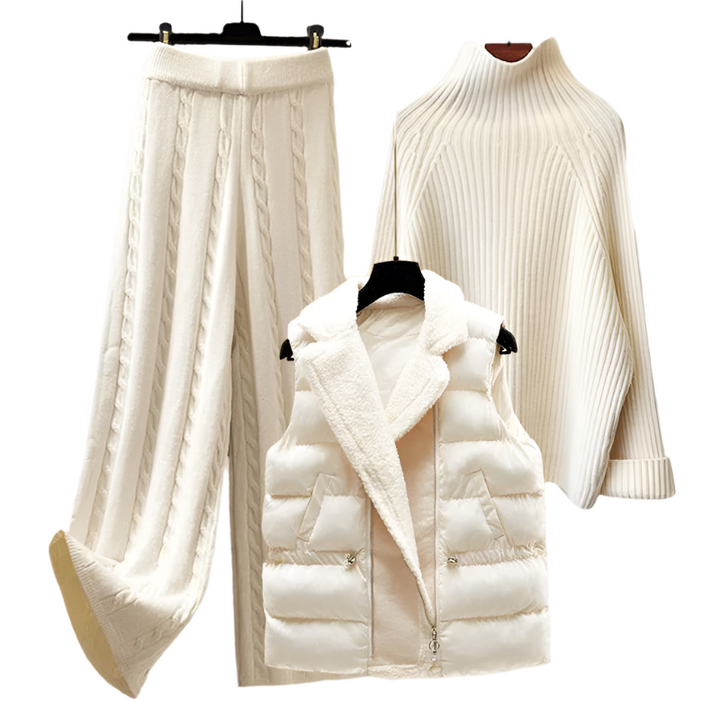 Elegant tredelad damuppsättning i beige. Perfekt för både vardag och fest. Bekväm och mångsidig stil.