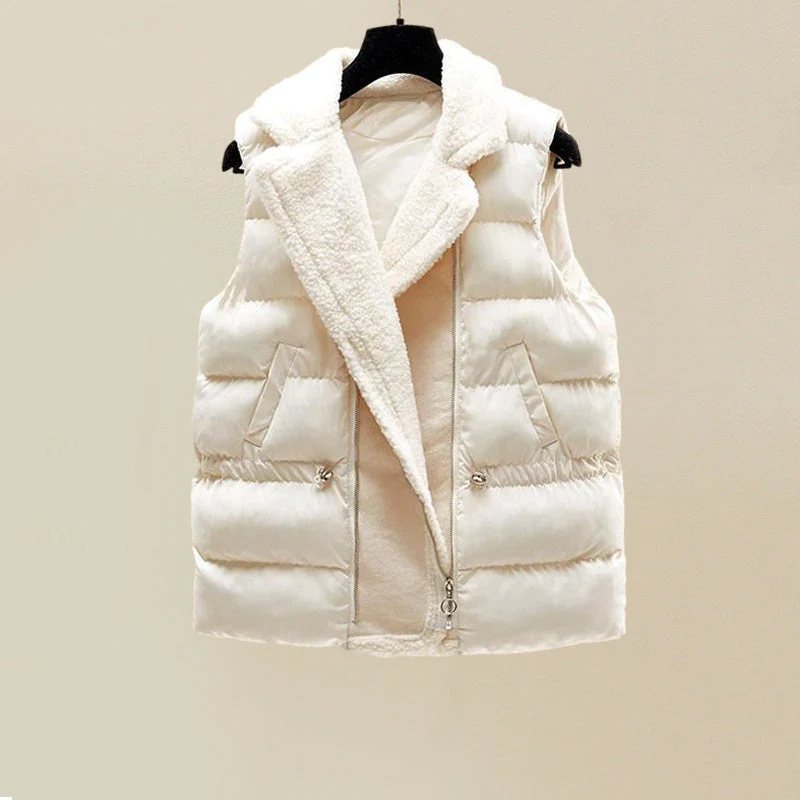 Bekväm och elegant tredelad damuppsättning i beige. Mångsidig stil för vardagsmode eller festkläder, vårkollektion.