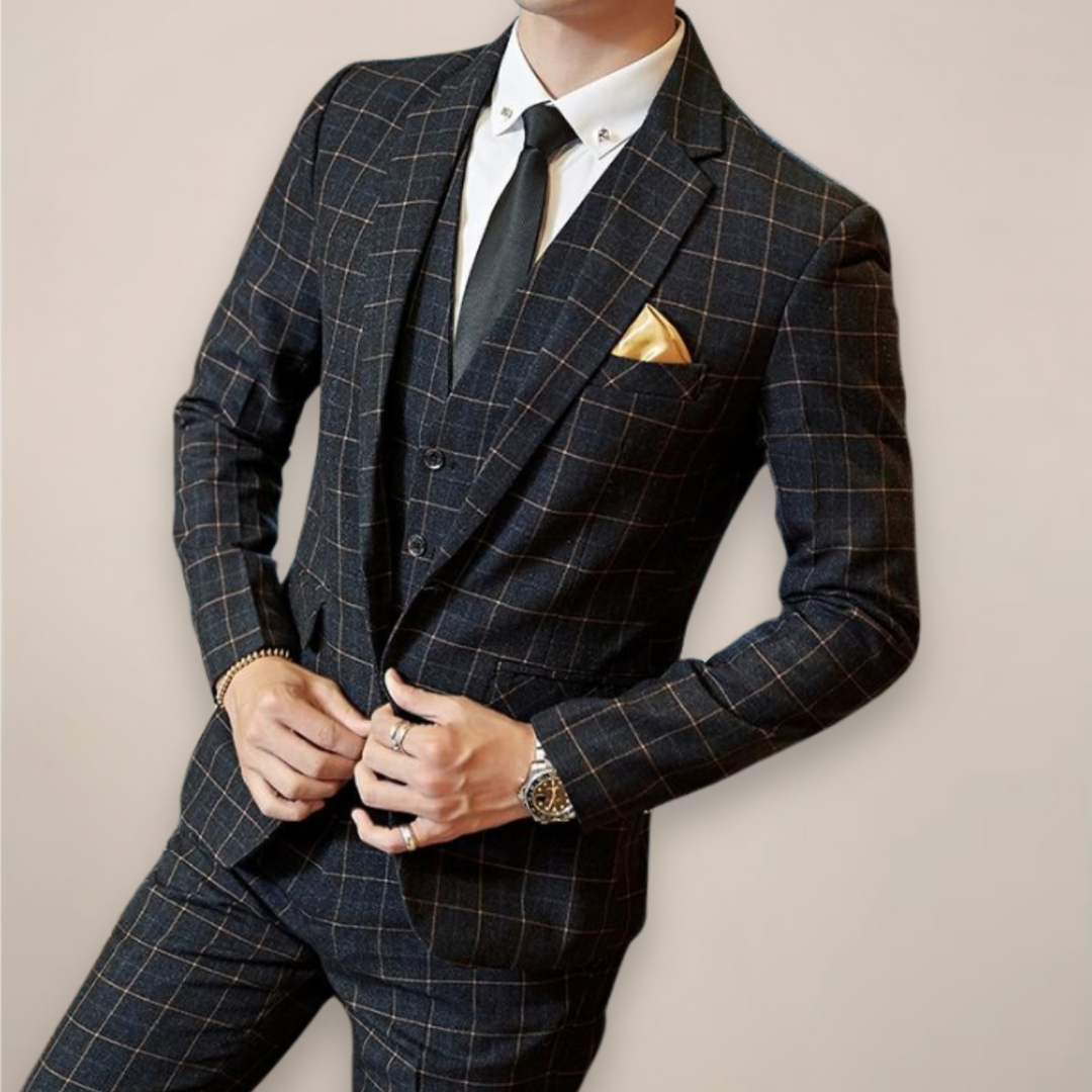 Formell och elegant herrdräkt i tre delar, perfekt för vår- och sommartillfällen. Modernt herrmode.
