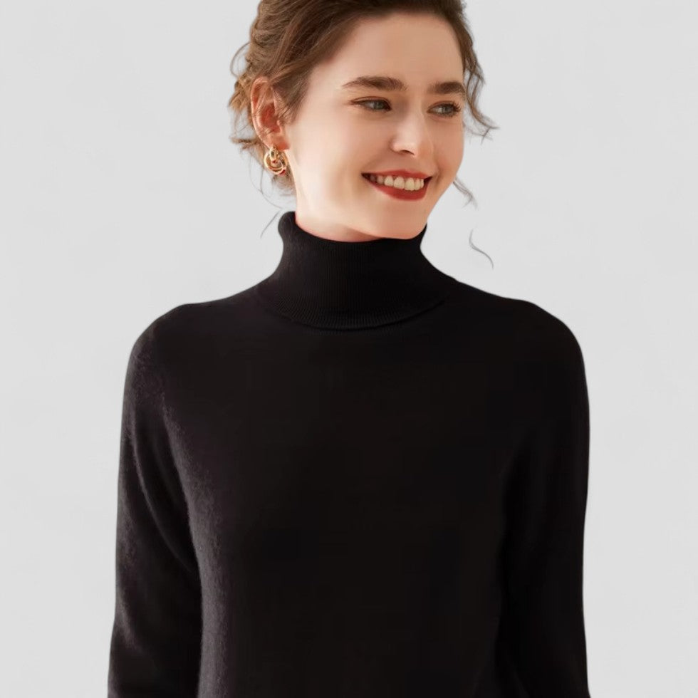 Stilren svart långärmad damtröja med turtleneck. Ett måste för höst- & vintermode, varm & bekväm.
