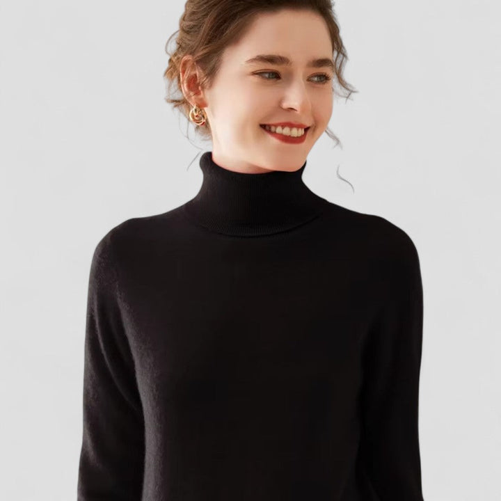 Stilren svart långärmad damtröja med turtleneck. Ett måste för höst- & vintermode, varm & bekväm.