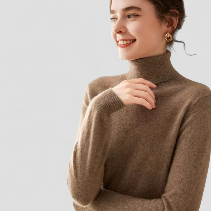 Moderiktig damtröja med elegant turtleneck, ett stilrent plagg för den moderna kvinnan. Höstmode.