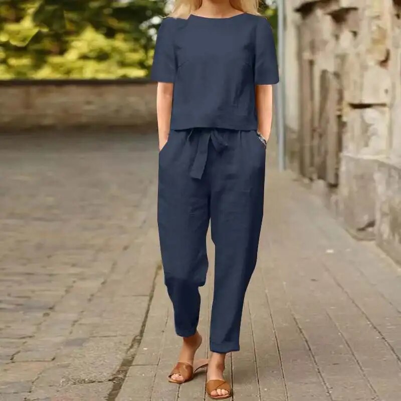 Stilrent damset med byxor och topp. Ett klassiskt tvådelat sommarset för en elegant och bekväm semesteroutfit.