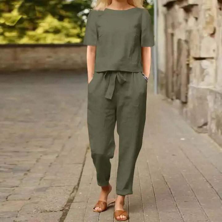 Casual & chic damset: Byxor och topp i tvådelad design. Ett snyggt och bekvämt set för sommarens alla tillfällen.