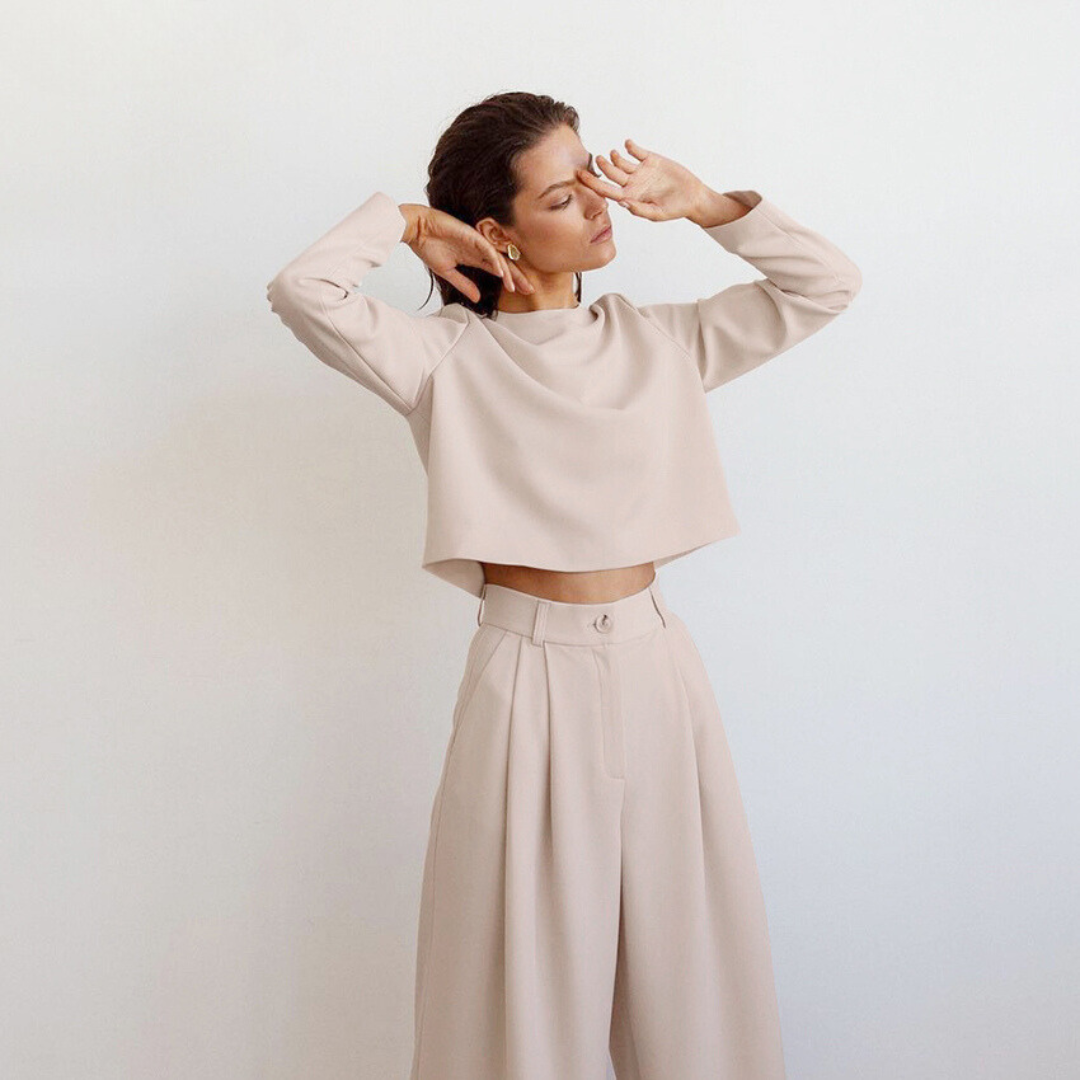 Kvinnorset med vida byxor, perfekt för bekväm sommaroutfit eller elegant vardagslook. Trendigt set.