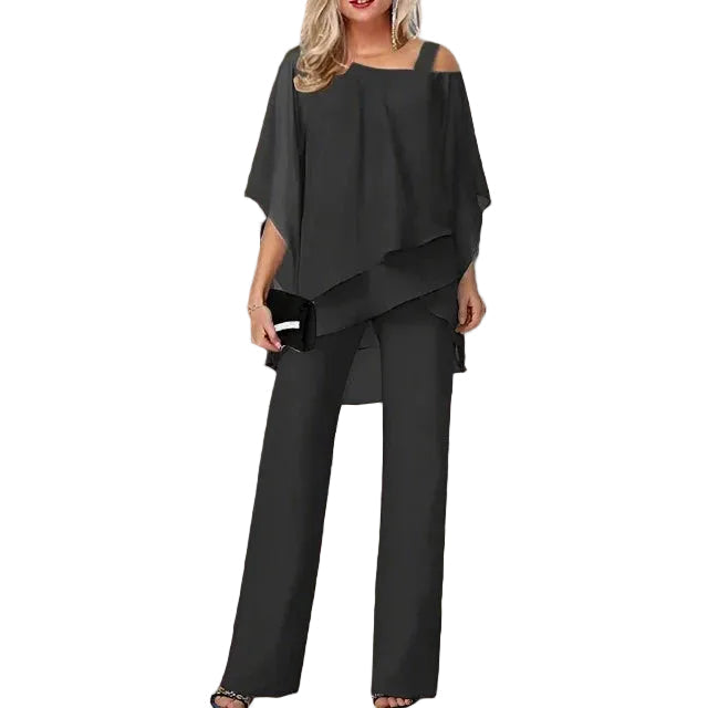 Elegant tvådelat set för kvinnor. Perfekt för formella tillfällen, fest eller kontorskläder. Stilren passform.