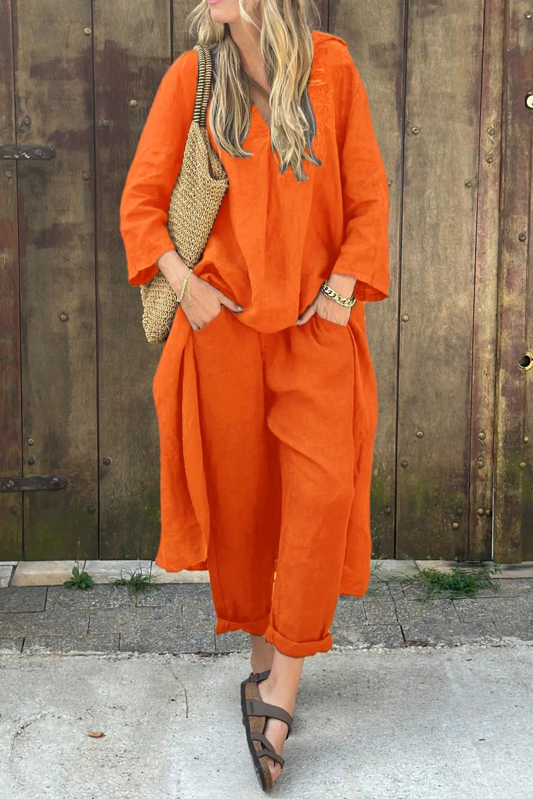 Kvinnors långa tunika och byxset för vardagskläder. Ger en bekväm, elegant och avslappnad look. Perfekt sommarstil.