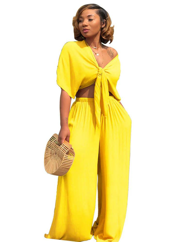 Elegant tvådelat set med modern crop top och vida byxor för dam, perfekt festkläder i polyester.