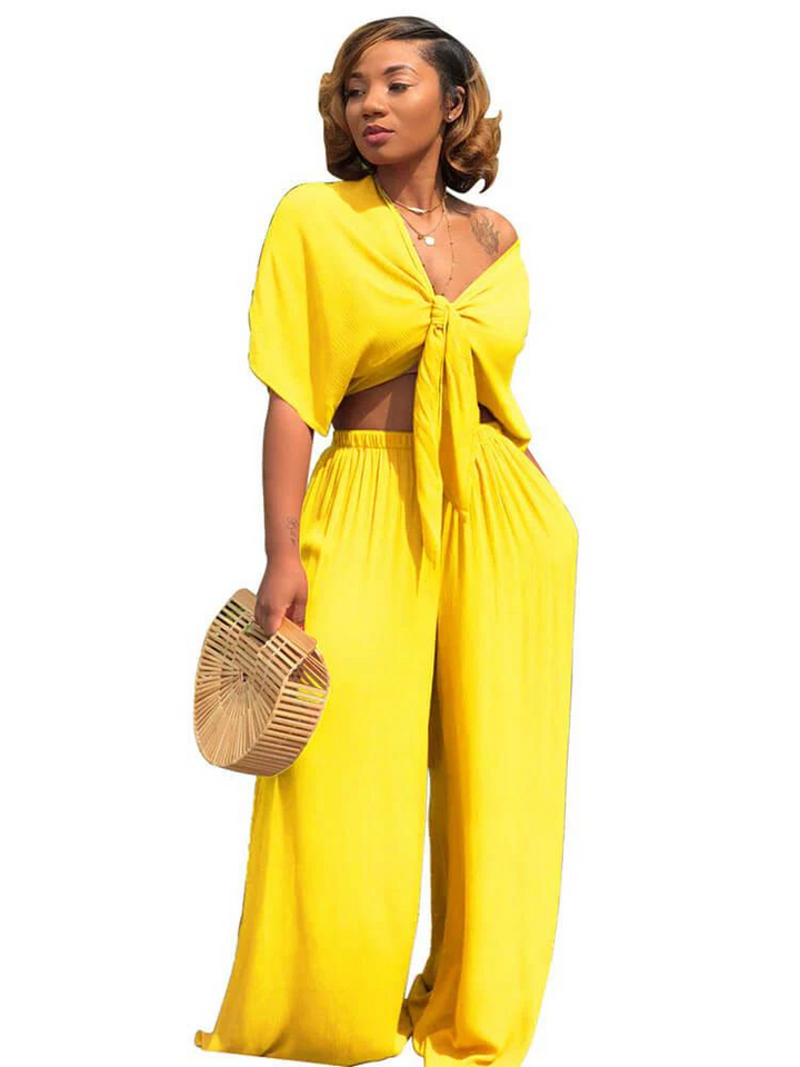 Elegant tvådelat set med modern crop top och vida byxor för dam, perfekt festkläder i polyester.