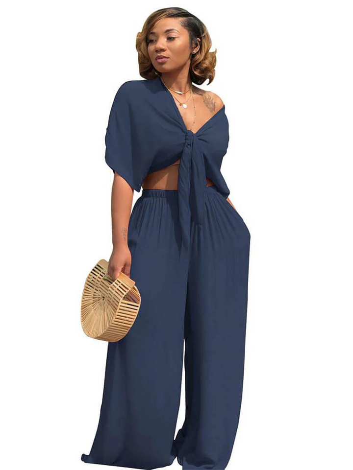 Chict tvådelat damset bestående av en elegant crop top och vida byxor i bekvämt polyester.