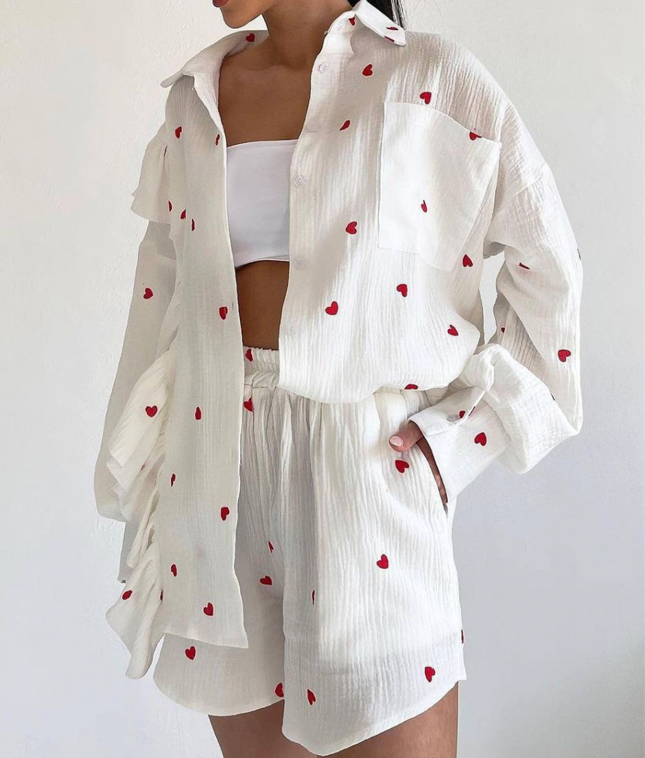 Elegant tvådelat set med trendig blus och matchande shorts för kvinnor, perfekt för sommar och fest.