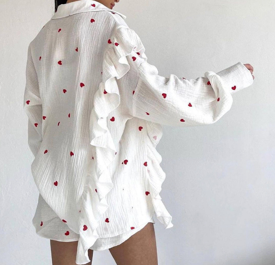 Bekvämt blus- och shorts-set för kvinnor; trendigt sommarplagg idealiskt för avslappnad och elegant stil.