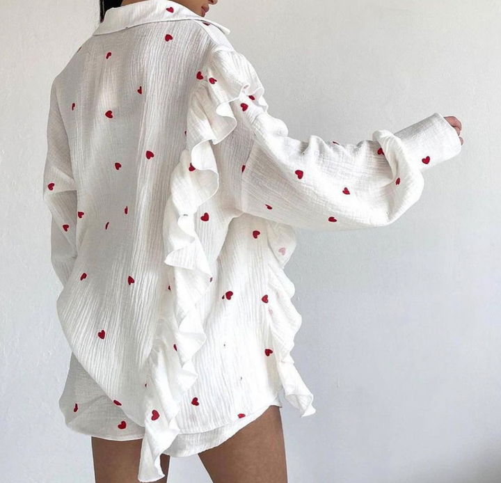 Bekvämt blus- och shorts-set för kvinnor; trendigt sommarplagg idealiskt för avslappnad och elegant stil.