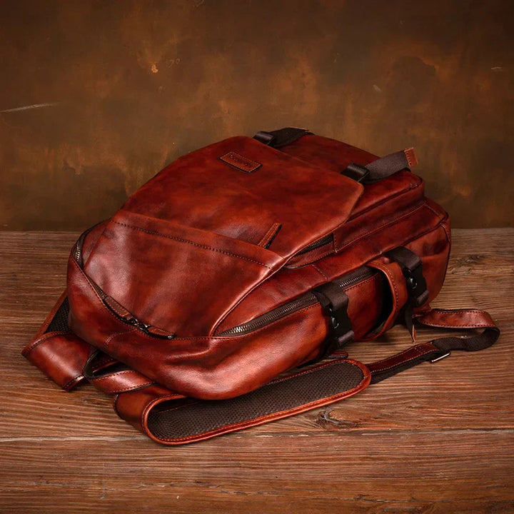 Praktisk unisex ryggsäck i bordeaux läder. Elegant och hållbar laptopväska för alla tillfällen.