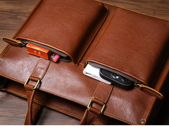 Närbild av det premium naturliga lädret på denna eleganta businessväska.