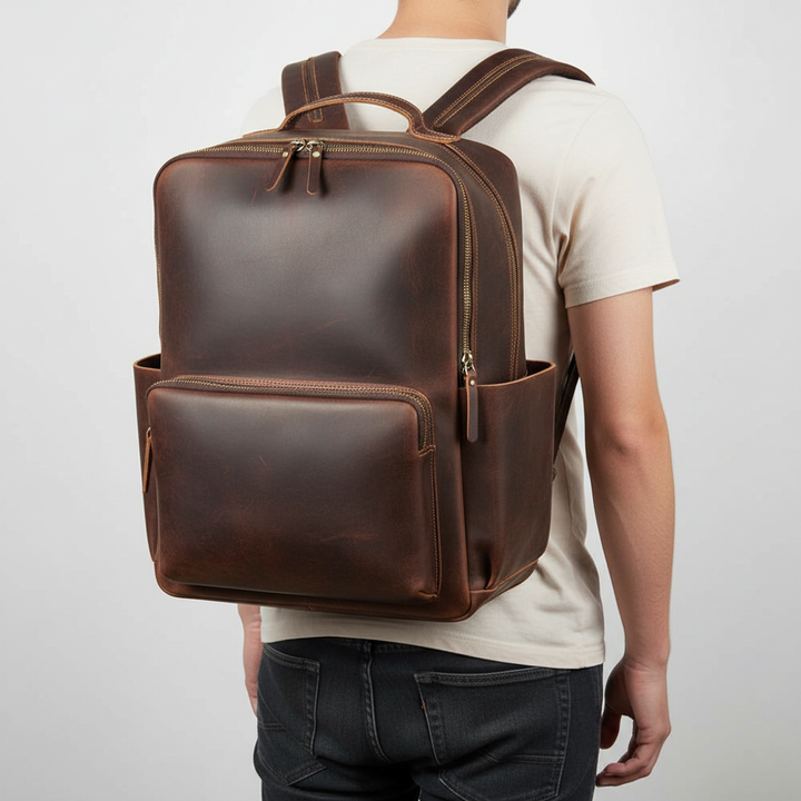 Rymlig unisex ryggsäck med vadderat fack för laptop. Organiserad insida för pendling & resor.