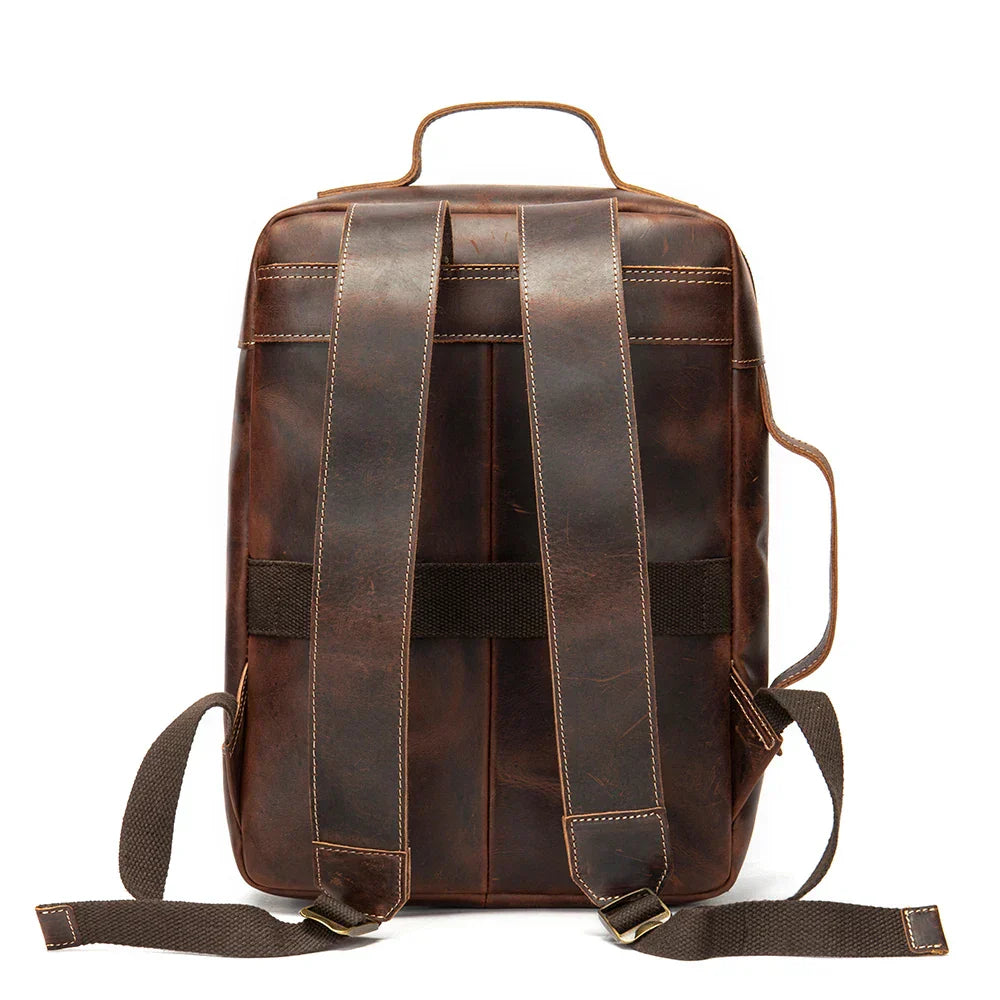 Detaljbild av Crazy Horse läder på elegant unisex ryggsäck. Hög kvalitet, perfekt för datorn.