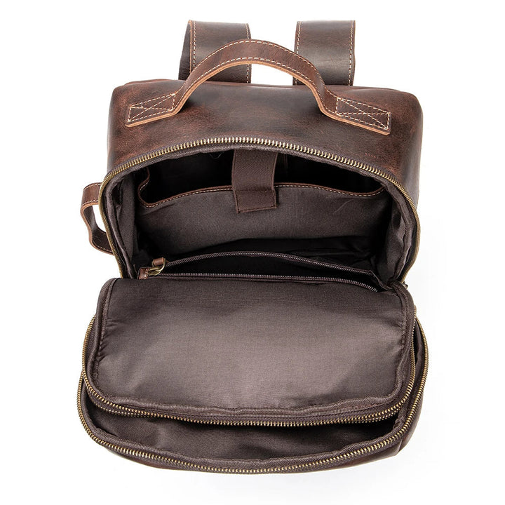 Ergonomisk unisex ryggsäck i Crazy Horse läder. Bekväma axelremmar för långa dagar & pendling.
