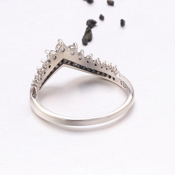 Lyxig V-formad ring med kristaller i silverstil, en utsökt present för kvinnor. Elegant och tidlös.